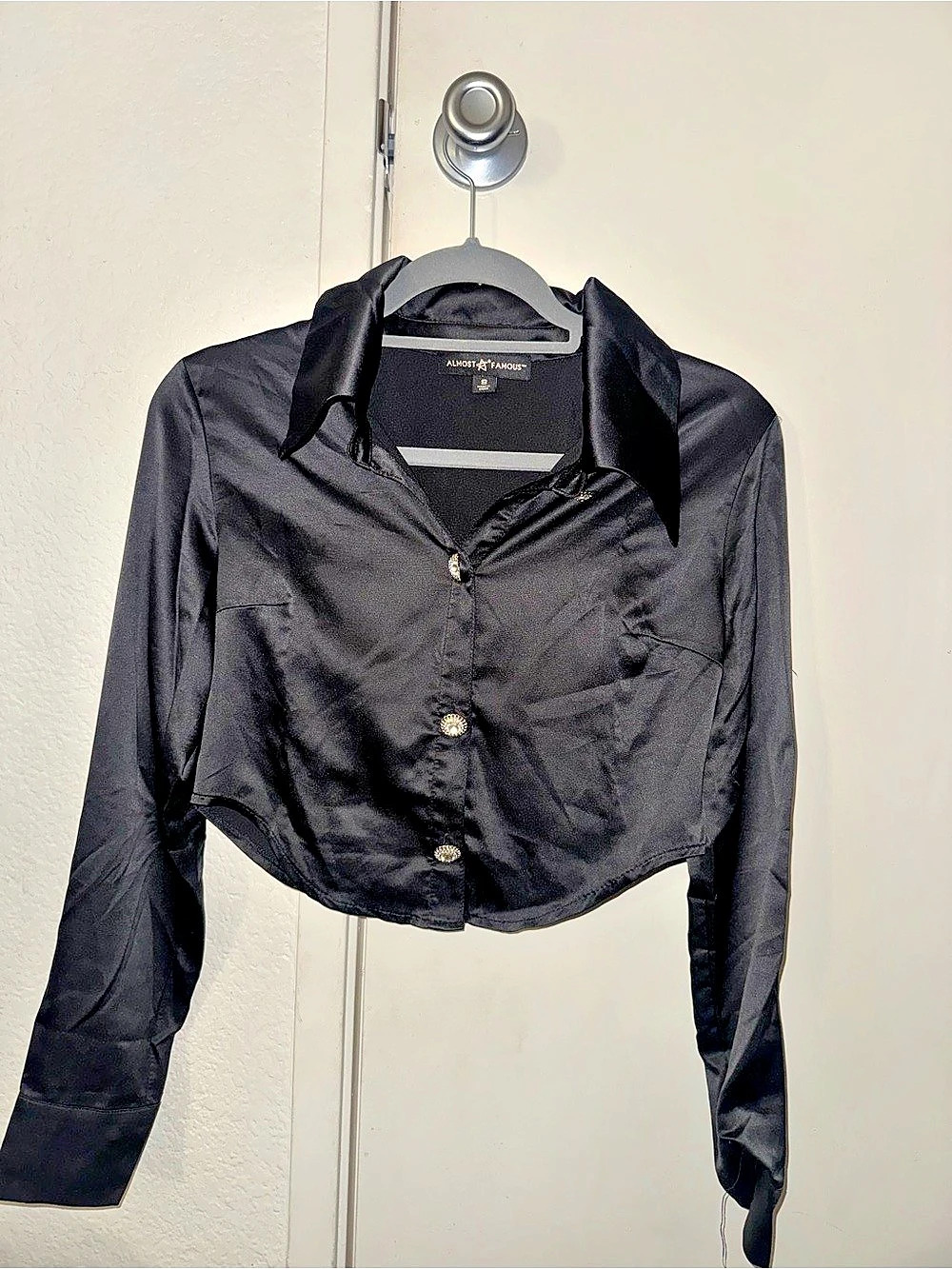 Avenue Cropped Button Down Blouse in Black Like New